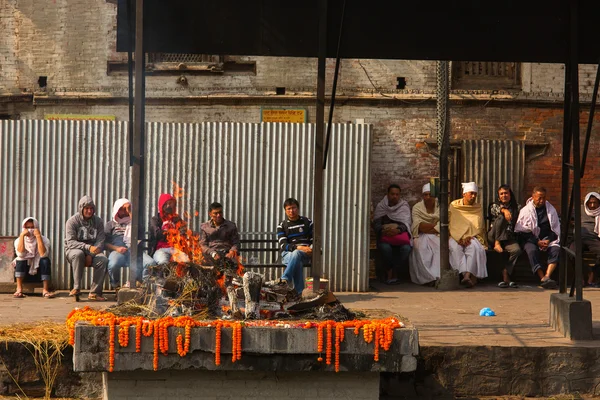 Kathmandu - 19 listopada: Kremacji ceremonii wzdłuż Świętego Bagma — Zdjęcie stockowe