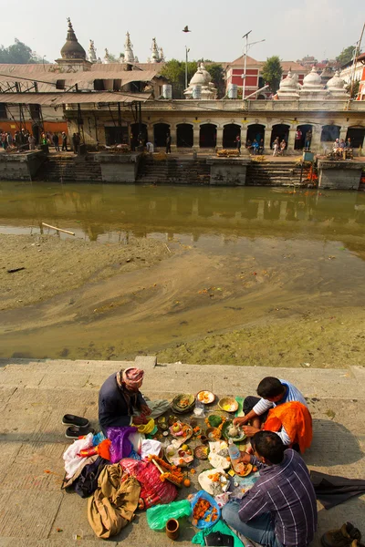 Katmandu - Kasım 19: Ölü yakma töreni boyunca kutsal Bagma — Stok fotoğraf