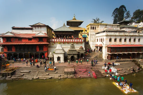 Kathmandu - 19 November: Kremering ceremoni längs den heliga Bagma — Stockfoto