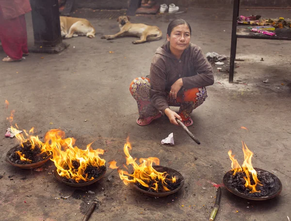 KATHMANDU - NOVEMBRO 30: Cerimônia tradicional em um templo em Kat — Fotografia de Stock