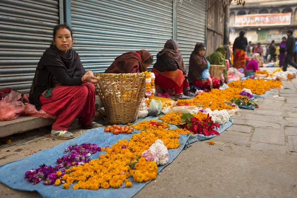 DURBAR SQUARE, KATHMANDU, NEPAL - 28 NOVEMBRE 2014: Donna selli — Foto Stock