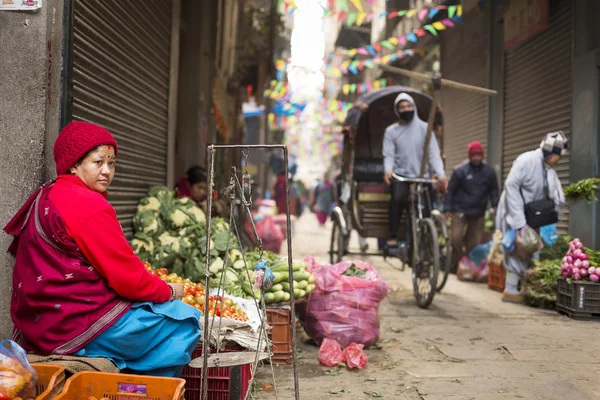 DURBAR SQUARE, KATHMANDU, NEPAL - 28 DE NOVIEMBRE DE 2014: Unkown woma — Foto de Stock