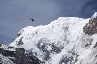 Himalaya Dağları'nda helikopter kurtarma, Annapurna ticari etkinlik Raporu'dan görüntülemek