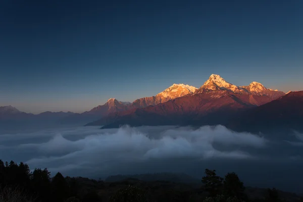 Montañas del Himalaya Vista desde Poon Hill 3210m al atardecer — Foto de Stock