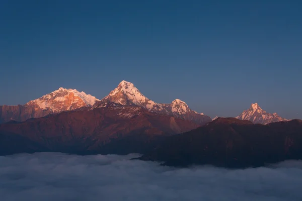 Annapurna I Himalaya Mountains uitzicht vanaf Poon Hill 3210m op sunr — Stockfoto