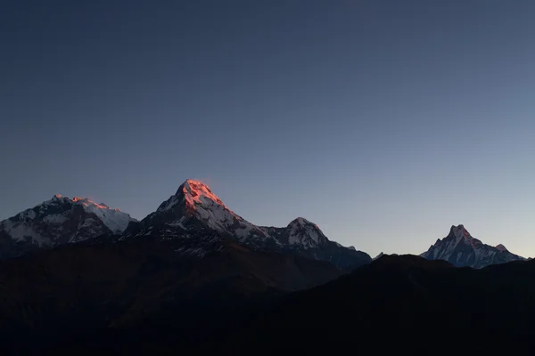 Annapurna I Montañas del Himalaya Vista desde Poon Hill 3210m al sol — Foto de Stock