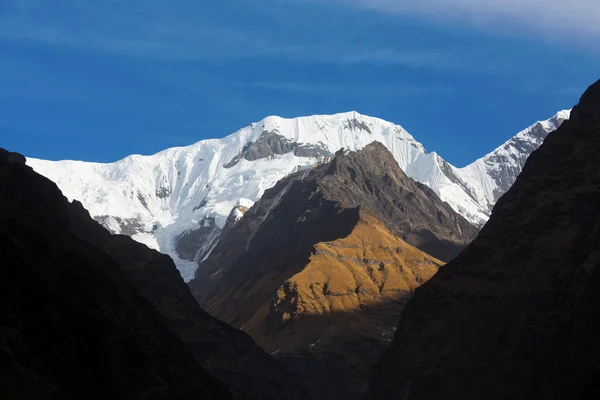 Trekking al campamento base de Annapurna, montañas del Himalaya - Nepal — Foto de Stock