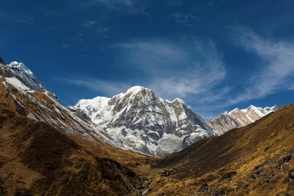 Annapurna jih peack v Nepálu Himalaya - pohled od Annapurn — Stock fotografie