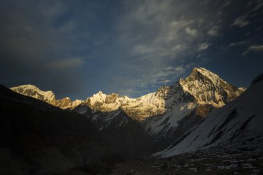 Machhapuchchhre dağın batımında - Englis balık kuyruğu görünümü
