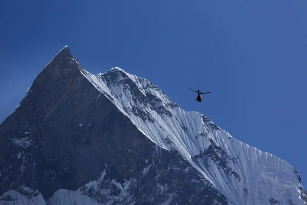 Soccorso hellicopter sopra montagna Machhapuchhre - coda di pesce in — Foto Stock