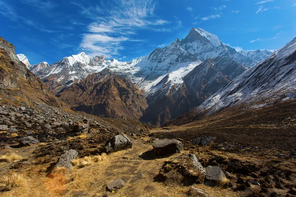 Pohled na Machhapuchchhre hory - rybí ocas v angličtině je mou — Stock fotografie