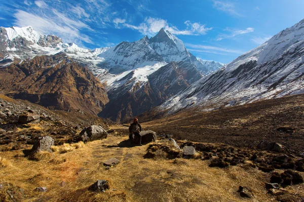 Machhapuchchhre dağın - balık kuyruğu manzarayı insanlar — Stok fotoğraf