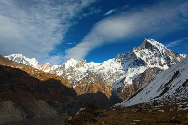 Blick auf den Berg Machhapuchchhre bei Sonnenuntergang - Fischschwanz in Englisch — Stockfoto