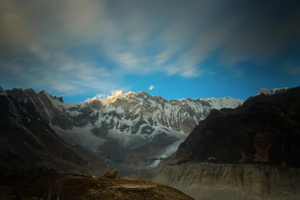 Vista de Annapurna I desde las montañas del Himalaya del campamento base de Annapurna —  Fotos de Stock