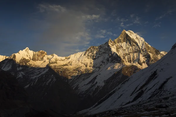 Pohled z hory Machhapuchchhre při západu slunce - rybí ocas v Engliše — Stock fotografie