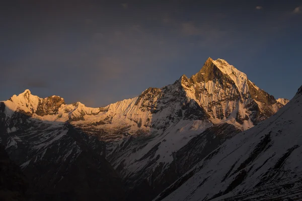 Pohled z hory Machhapuchchhre při západu slunce - rybí ocas v Engliše — Stock fotografie