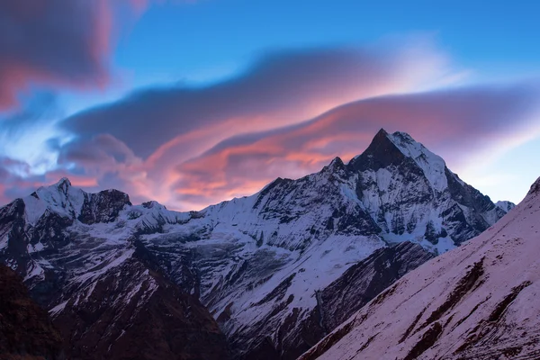 Pohled z hory Machhapuchchhre při západu slunce - rybí ocas v Engliše — Stock fotografie