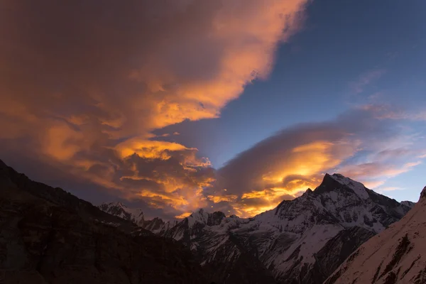 Machhapuchchhre dağın batımında - Englis balık kuyruğu görünümü — Stok fotoğraf