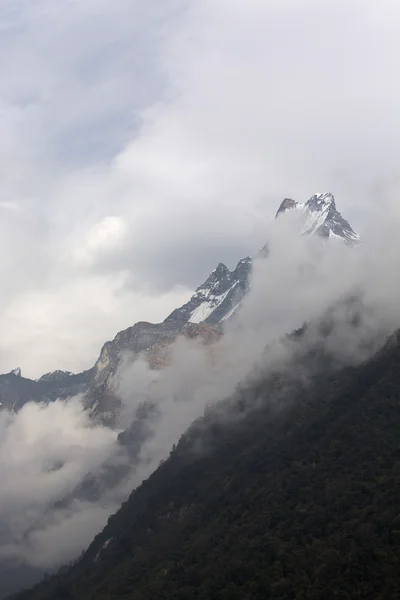 Witte wolken boven Machhapuchchhre berg - vis staart in Minilyrics — Stockfoto