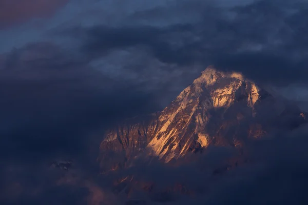 Annapurna I Himalaya Mountains in Nepal at sunrise — Stock Photo, Image