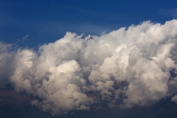 Bílá oblaka nad Machhapuchchhre hory - rybí ocas v Engliše — Stock fotografie