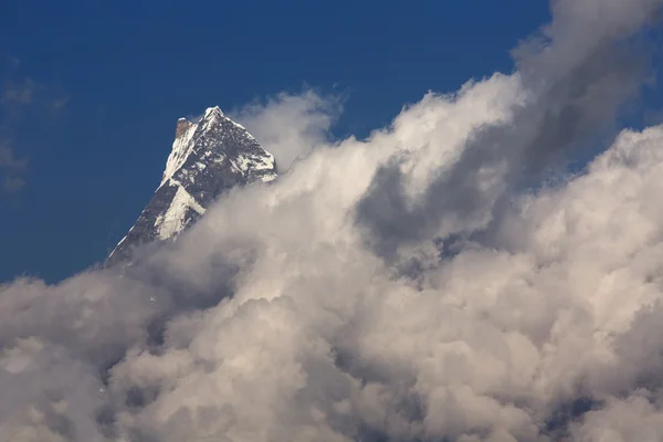 White clouds over Machhapuchchhre mountain - Fish Tail in Englis — Stock Photo, Image