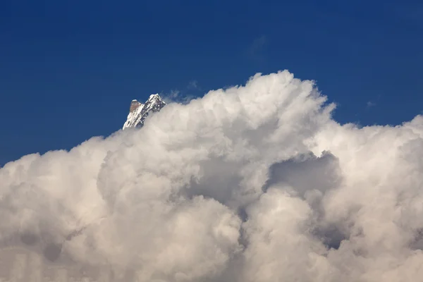 Nuvens brancas sobre a montanha Machhapuchchhre - Cauda de peixe em Englis — Fotografia de Stock