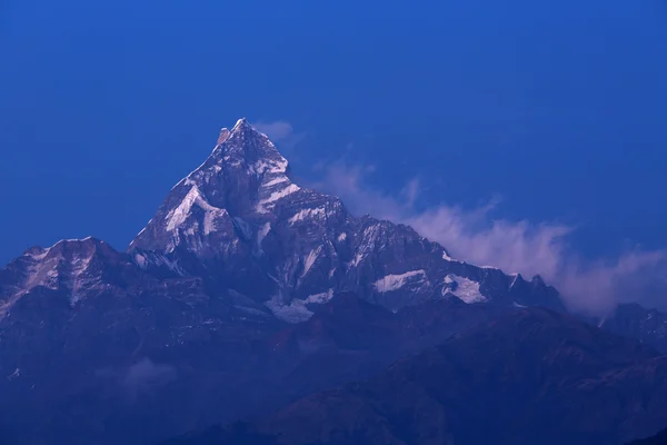 Machhapuchchhre гірничо - риб'ячим хвостом англійською мовою – гора в — стокове фото