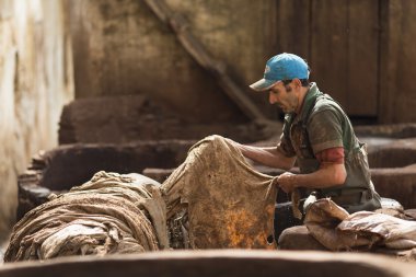 Fez, Fas - Nisan 19: İşçiler Deri Fabrikası'nda gerçekleştirmek 