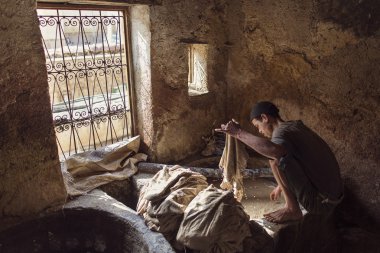 Fez, Fas - Nisan 19: İşçiler Deri Fabrikası'nda 19 Nisan 2015 çalışmaları gerçekleştirmek. Üretim bronzlaşma biridir en eski Fas