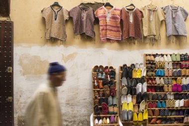 Fes, Fas, 19 Nisan: Fes, Morocco sokakta yürüyen insanlar