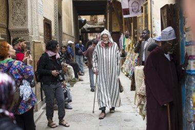 Fes, Fas, 15 Nisan: Fes, Morocco sokakta yürüyen insanlar