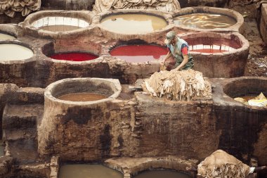 Fez, Fas - Nisan 19: İşçiler Deri Fabrikası'nda gerçekleştirmek 