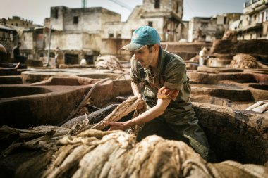Fez, Fas - Nisan 19: İşçiler Deri Fabrikası'nda gerçekleştirmek 