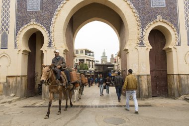 Fes, Fas, 15 Nisan: Fes, Morocco sokakta yürüyen insanlar