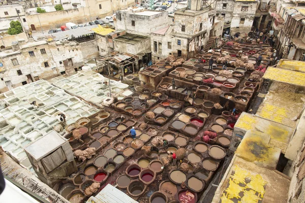 FEZ, MOROCCO - APRIL 15: Workers at leather factory perform the — Stock Photo, Image