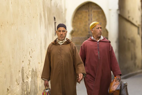 FES, MARRUECOS, 19 de abril personas caminando por la calle de Fez, Marruecos , — Foto de Stock