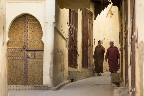 FES, MOROCCO, 19 de abril pessoas andando na rua de Fes, Marrocos , — Fotografia de Stock