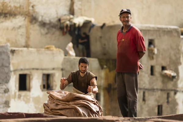 Fez, Marocko - 19 April: Arbetstagarna vid läderfabrik utföra den — Stockfoto