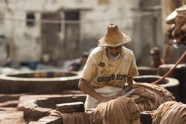 Fez, Marokko - 19. April: Arbeiter in der Lederfabrik führen die — Stockfoto