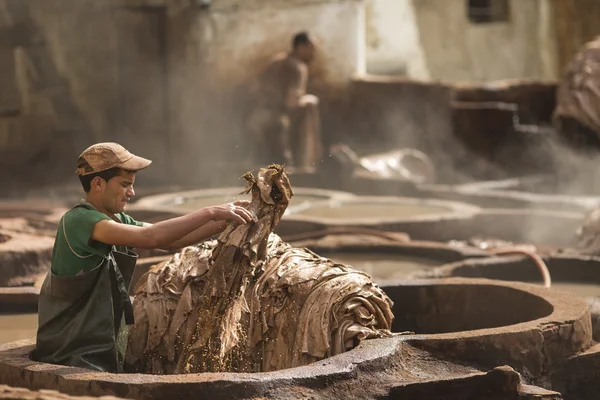 FEZ, MOROCCO - APRIL 19: Workers at leather factory perform the — Stock Photo, Image