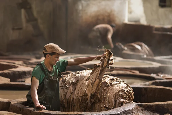 FEZ, MOROCCO - ABRIL 19: Trabalhadores da fábrica de couro realizar o — Fotografia de Stock