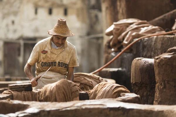 FEZ, MARRUECOS - 19 DE ABRIL: Los trabajadores de la fábrica de cuero realizan la — Foto de Stock