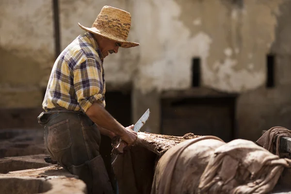FEZ, MOROCCO - 19 апреля: Работники кожевенной фабрики выполняют — стоковое фото