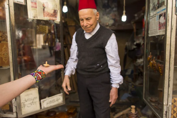 Fes, Maroko, 19. dubna: Neznámý muž prodej dřevěných materiálů v tra — Stock fotografie
