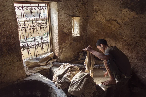 FEZ, MARRUECOS - 19 DE ABRIL: Los trabajadores de la fábrica de cuero realizan el trabajo el 19 de abril de 2015. La producción de bronceado es una de las más antiguas de Marruecos — Foto de Stock