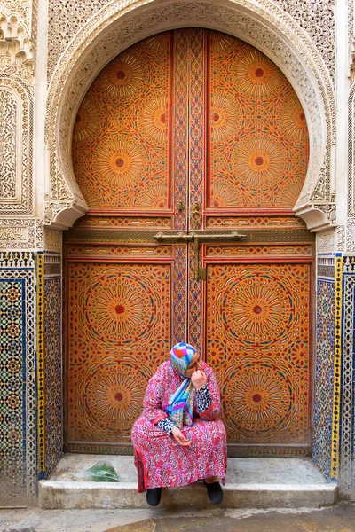 FES, MOROCCO, 19 de abril pessoas andando na rua de Fes, Marrocos, Patrimônio Mundial da Unesco, 2015 — Fotografia de Stock