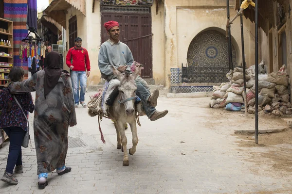 FES, MAROCCO, 15 aprile: gente che cammina per strada di Fes, Marocco — Foto Stock