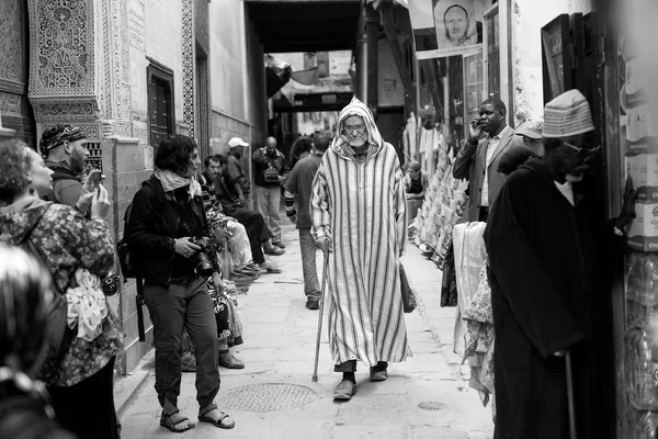 Fes，摩洛哥，4 月 15 日: 人走在摩洛哥非斯的大街上 — 图库照片