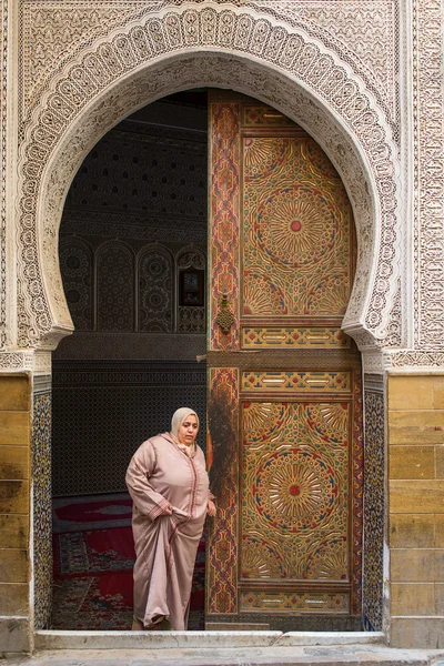 FEZ, MOROCCO - APRIL 19: Unkown woman going out from mosque, tra — Stock Photo, Image